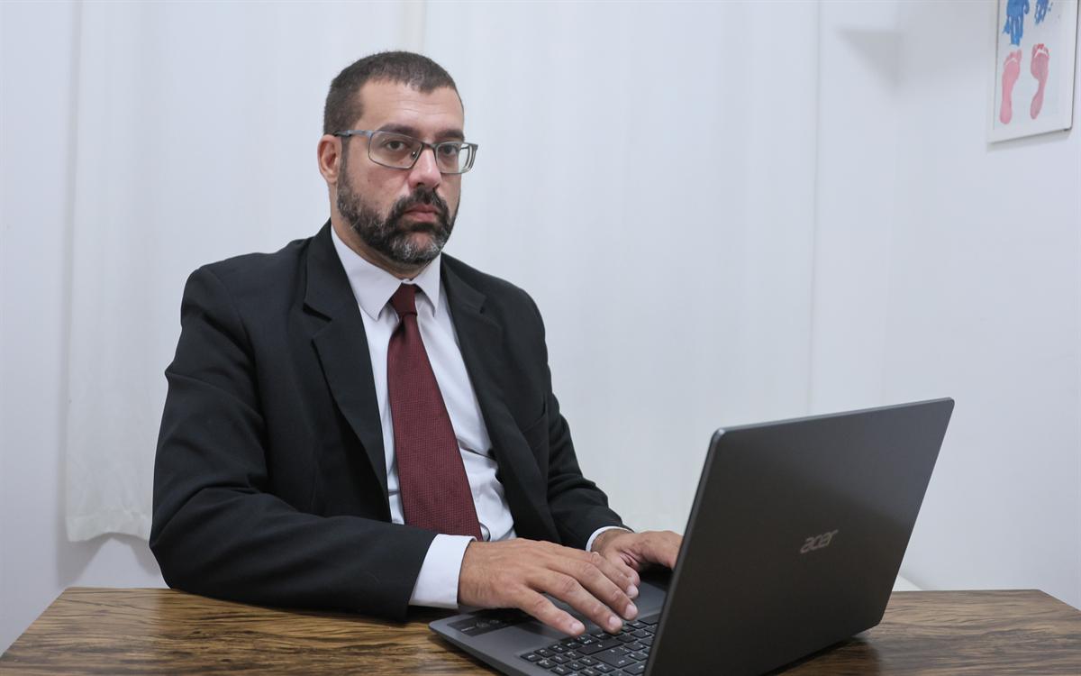 Rafael Laudisio atendendo no escritório