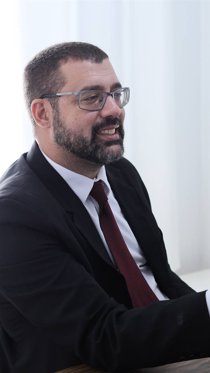Rafael Laudisio cumprimentando uma cliente no escritório